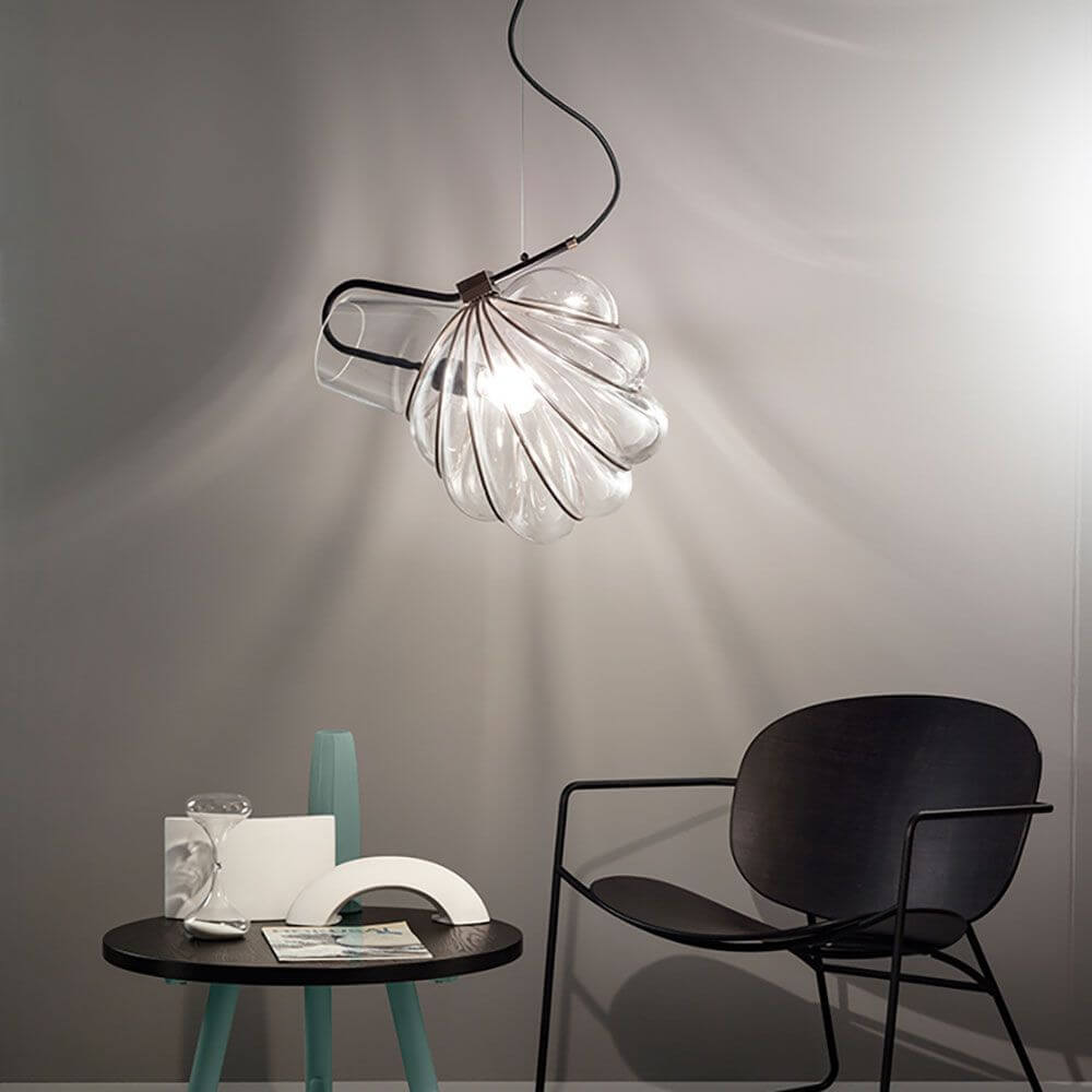 Dedicato Hängelampe Muranoglas Metallrahmen in modernem Interieur mit Stuhl und Tisch.