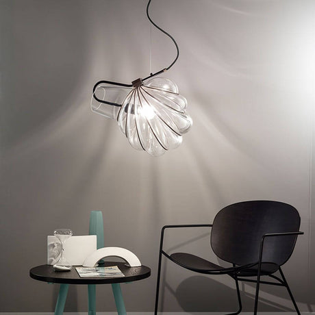 Dedicato Hängelampe Muranoglas Metallrahmen in modernem Interieur mit Stuhl und Tisch.