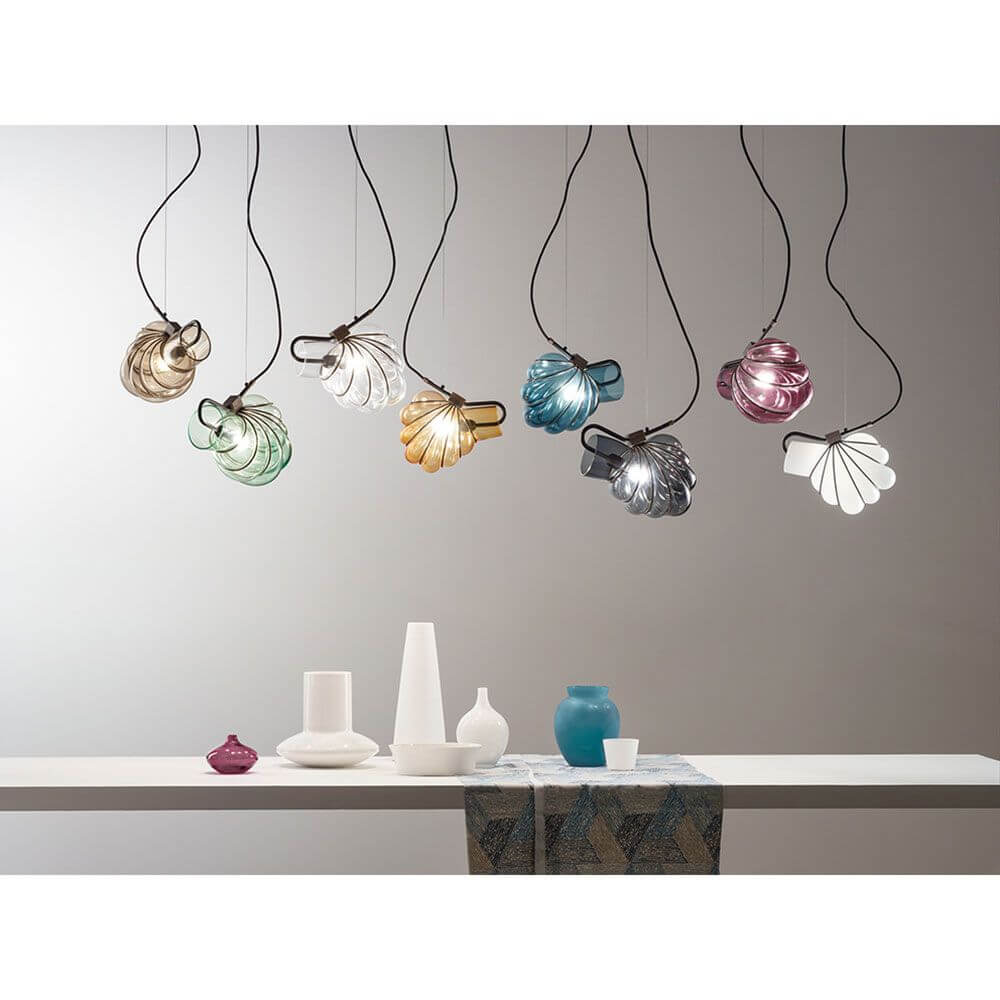 Dedicato Hängelampe Muranoglas Metallrahmen in verschiedenen Farben und Formen über einem Tisch angeordnet.