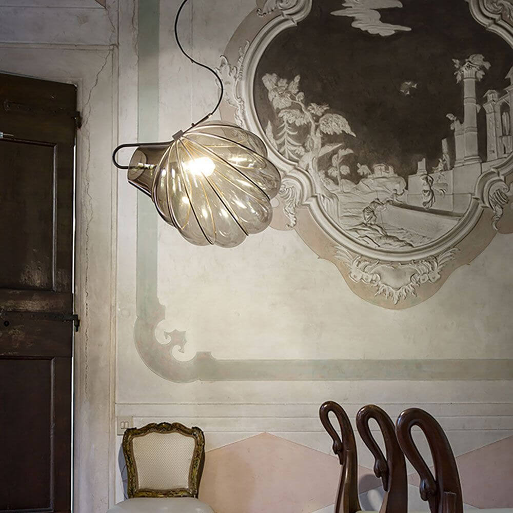 Dedicato Hängelampe Muranoglas Metallrahmen in elegantem Interieur mit kunstvollem Wanddesign.