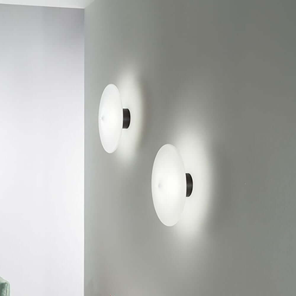 Desideria Brosilikatglas (ohne Halterung) an der Wand in elegantem Design mit sanfter Beleuchtung.