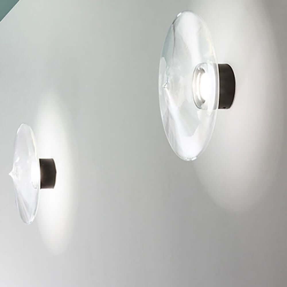 Desideria Brosilikatglas (ohne Halterung) - handgeblasenes Glas in klar und satiniert, auf Wand montiert.