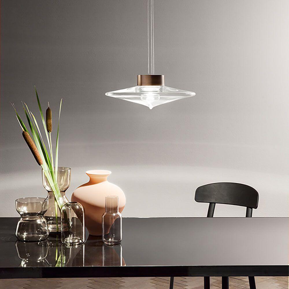 Desideria LED-Abhängung 3 Kabel (ohne Glas) über einem modernen Tisch mit dekorativen Vasen.
