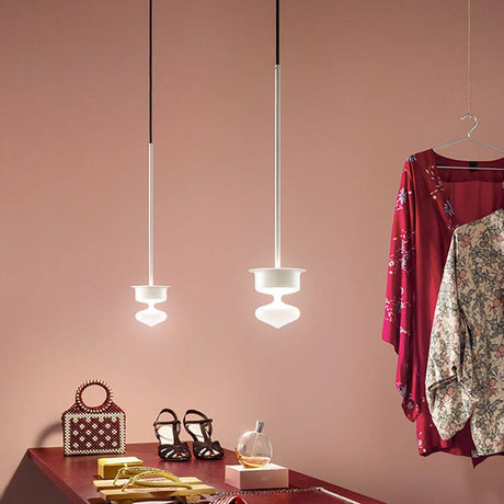 Desideria LED-Abhängung für Pumo-Glas in einem stilvollen Ambiente mit Modeaccessoires.