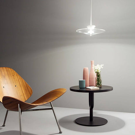 Desideria LED Hängeleuchte mit 2 Gläser über einem Tisch und Stuhl in modernem Design.