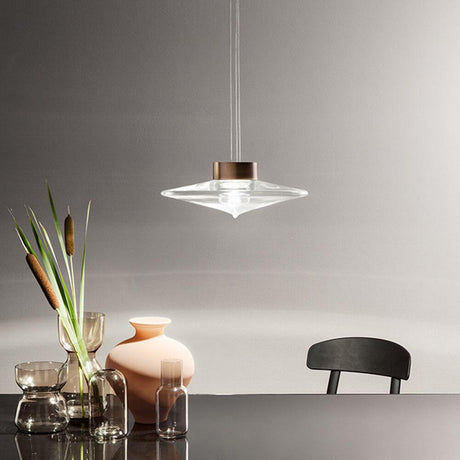 Suspension Desideria LED Ø 42 cm dans un design élégant au-dessus d’une table avec différents vases.