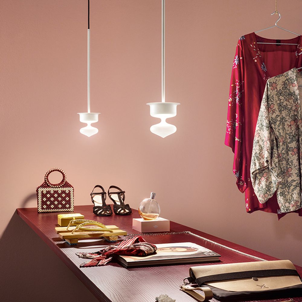 Desideria LED Hängelampe Pumoform Ø 9cm im stilvollen Ambiente mit Modeaccessoires auf einem Tisch.