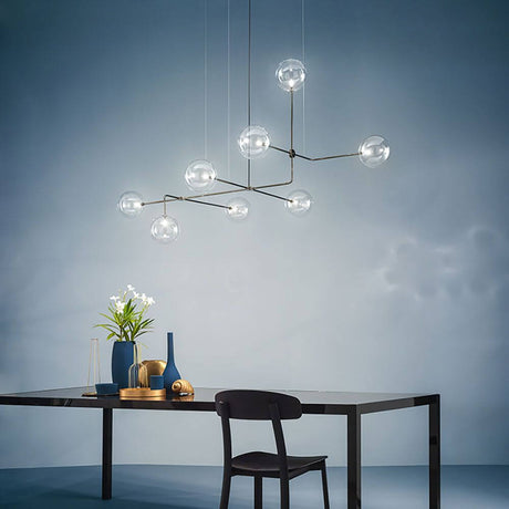Essenza Esstischlampe Brosilikatglas Rund über einem eleganten Esstisch, moderne Beleuchtung mit Glas-Kugeln.