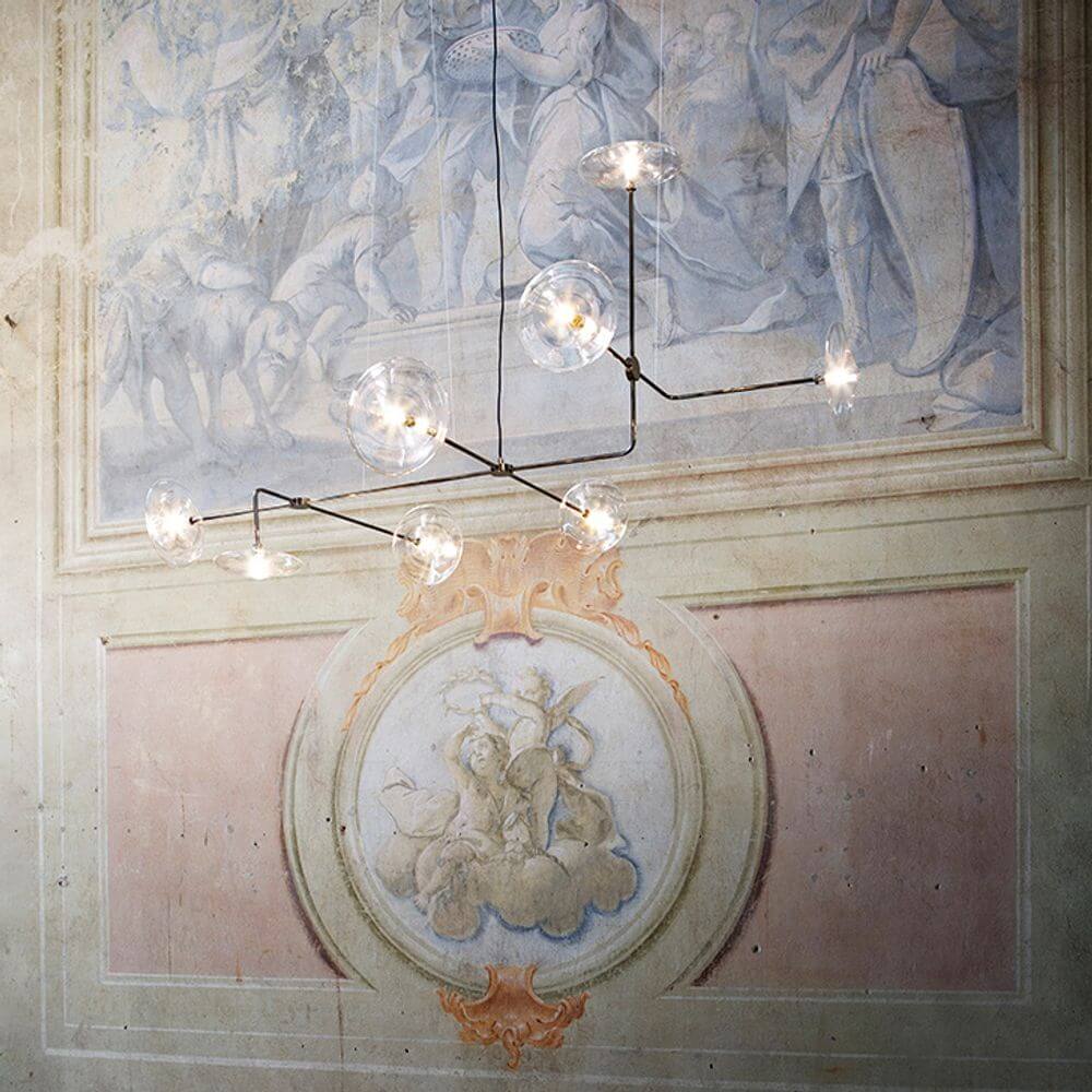 Essenza Hängelampe Brosilikatglas Flach in eleganter Umgebung mit historischen Wandmalereien.