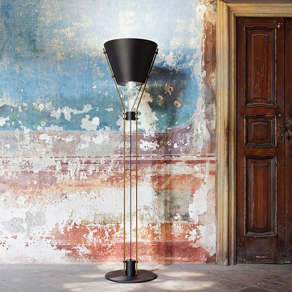 Maicon LED Stehlampe Schwarz in konischer Form mit Metall und stilvollem Muster auf dem Boden.