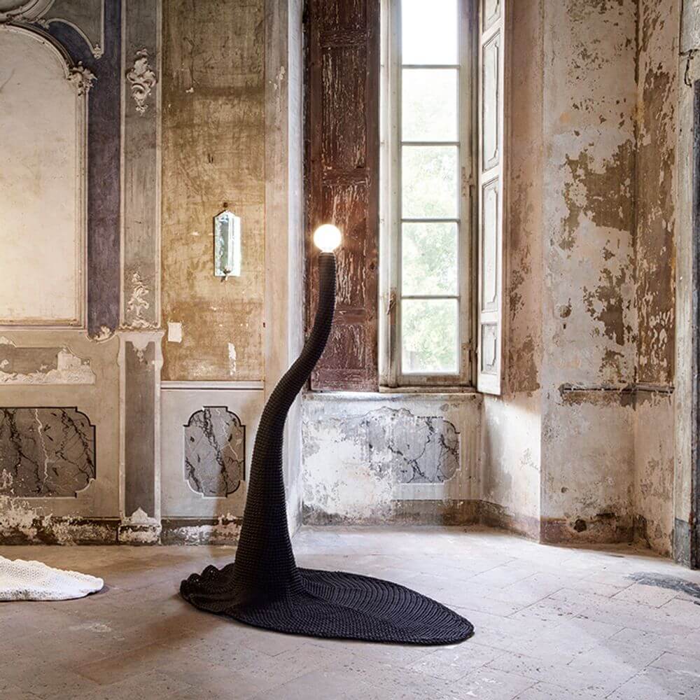Penelope Stehlampe Stoffmantel 130x80cm in einem historischen Raum mit Fenster und Spiegel