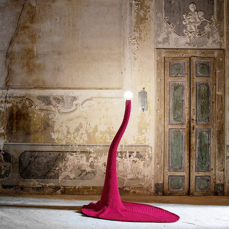 Penelope gulvlampe med stofftrekk 130x80cm i et elegant rom med nostalgisk veggdekor.
