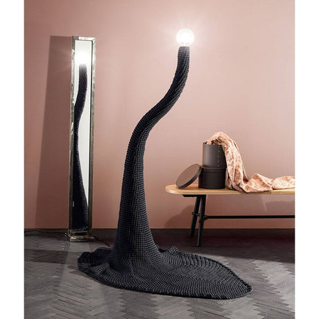 Penelope gulvlampe med stofftrekk 130x80cm i elegant svart design, kombinert med moderne boligstil.