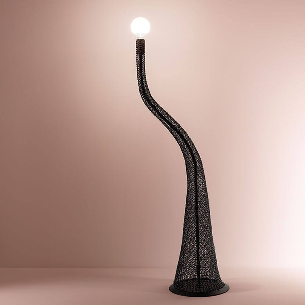 Penelope Stehleuchte Ø 40cm mit elegantem, handgewobenem Flechtwerk und runder Lichtquelle.
