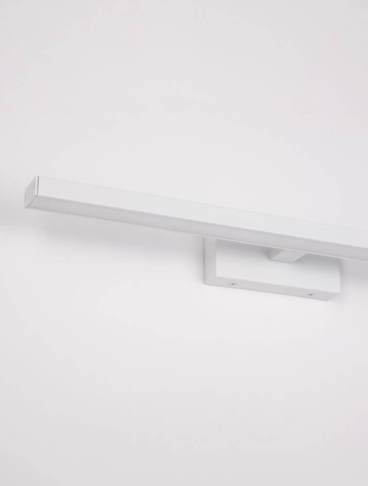 Flat LED Wandleuchte 3000K IP44 an weißer Wand für modernes Badezimmer