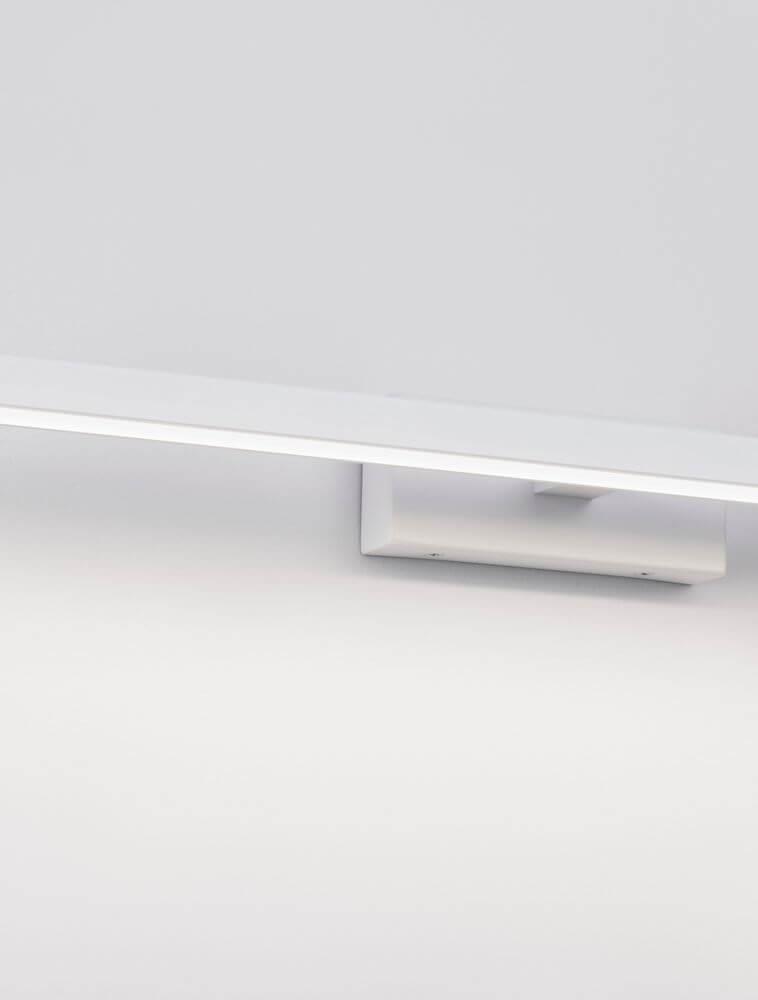 Flat LED Wandleuchte 3000K IP44 - moderne Spiegelleuchte aus schwarzem Aluminium, spritzwassergeschützt.