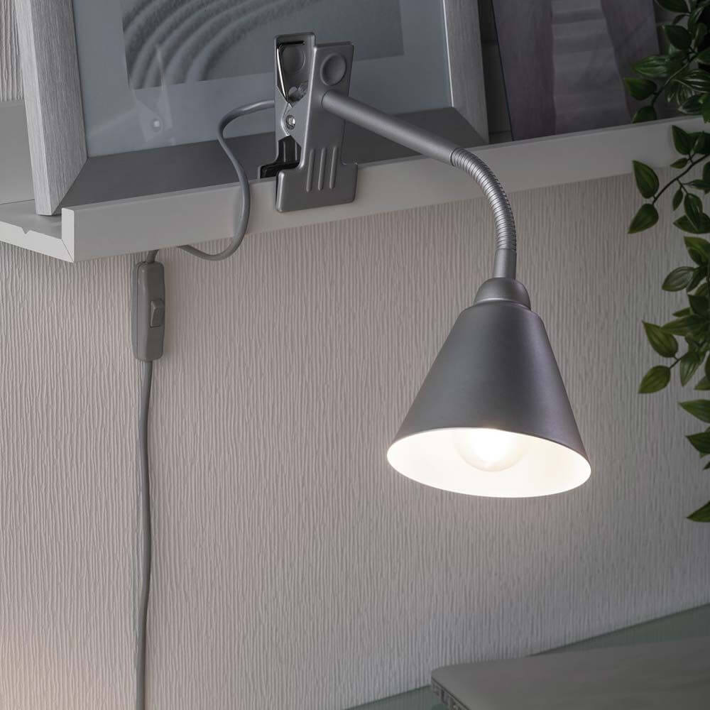 Flexible Klemmlampe Vitis Schnurschalter Grau an einem Regal mit benutzerfreundlicher Klemme für flexible Beleuchtung.