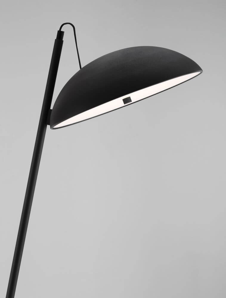 Flute LED Stehlampe H 153cm 3000K in mattem Schwarz mit skulpturaler Form und warmem Licht.