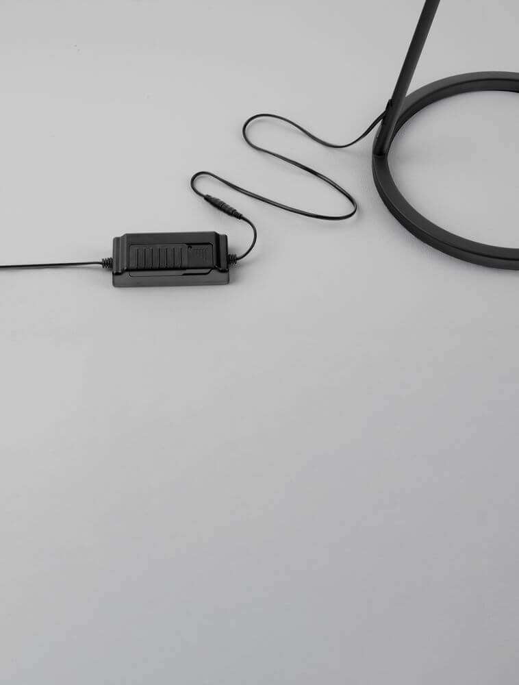 Flute LED Stehlampe H 153cm 3000K mit Kabel und Schalter auf lichtgrauem Hintergrund.