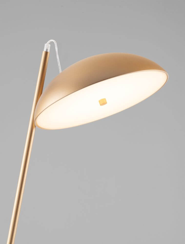Flute LED Stehlampe H 153cm 3000K mit modernem Design und warmem Licht, elegantes Aluminiumgestell in Gold.