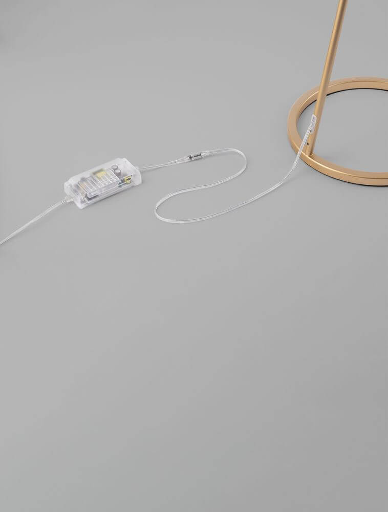 Flute LED Stehlampe H 153cm 3000K mit Stromanschluss und Kabel auf grauem Boden.