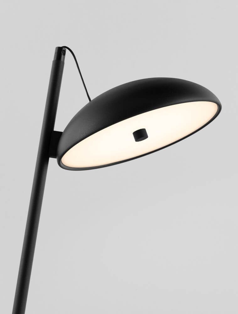 Flute LED Tischleuchte H 53cm 3000K in elegantem Design mit schlankem Fuß und sanft gerundetem Schirm.