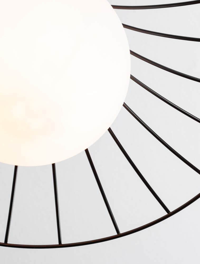 Detailaufnahme der Fly Pendelleuchte Ø 36cm mit einem opalweißen Glasschirm und filigraner Metallstruktur.
