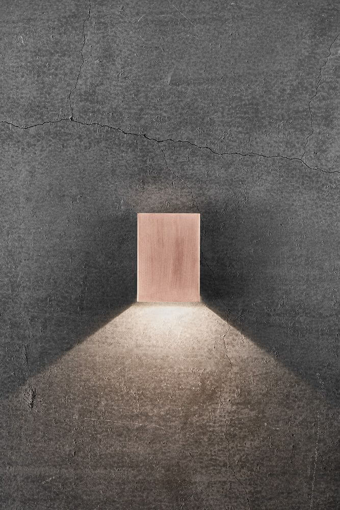 IP54 Kupfer Außen-Wandleuchte Fold 10, modernes Design mit sanftem Licht auf grauer Wand.