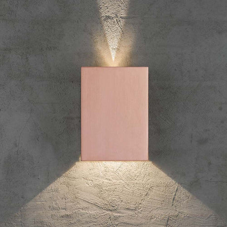 Fold 10 LED Außen-Wandleuchte IP54 Kupfer an einer Wand mit sanftem Licht.