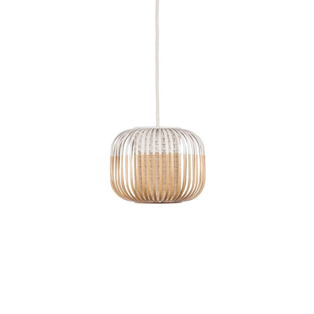 Forestier Bamboo Light Hängeleuchte mit zylinderförmigem, geflochtenem Bambusdesign in zwei Farben.