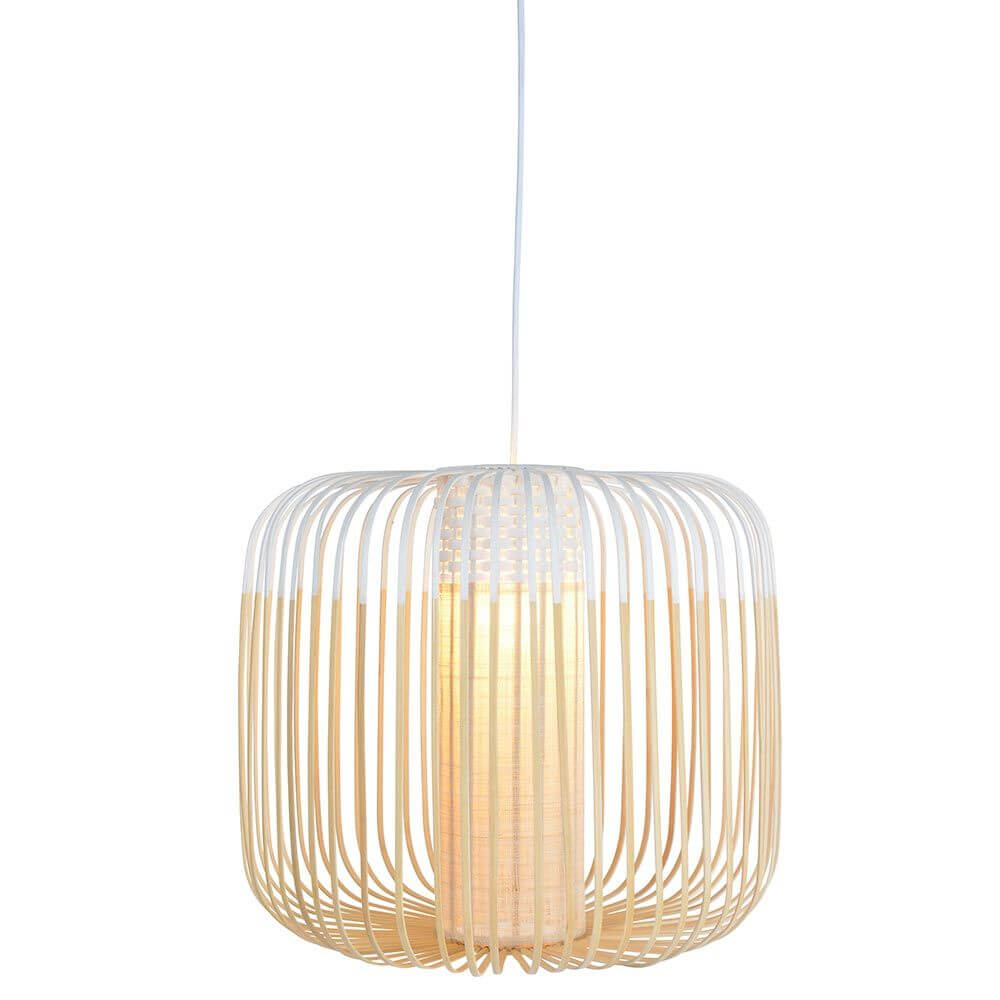 Forestier Bamboo Light Hängeleuchte aus geflochtenem Bambus mit modernem Design und zweifarbigen Lampenschirmen.