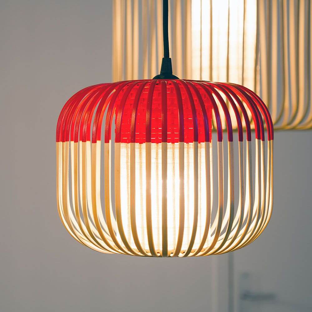 Forestier Bamboo Light Hängeleuchte mit rotem Lampenschirm aus Bambus und modernem Design.