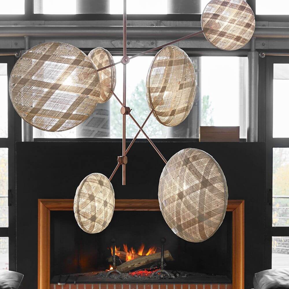 Forestier Deckenlampe Chanpen Structure 6-flg. über einem Kamin, erzeugt funkelnde Lichtakzente.