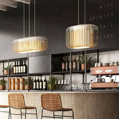 Forestier Esstisch-Hängeleuchte Bamboo Oval im modernen Restaurant-Ambiente über einer Bar.