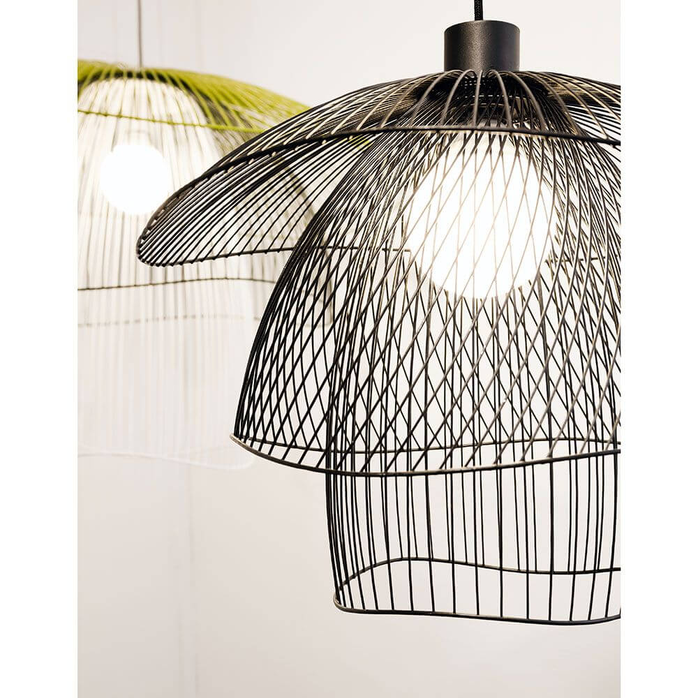 Forestier Hängeleuchte Papillon Ø 56cm mit elegantem Metallfederdesign in Schwarz und Grün.
