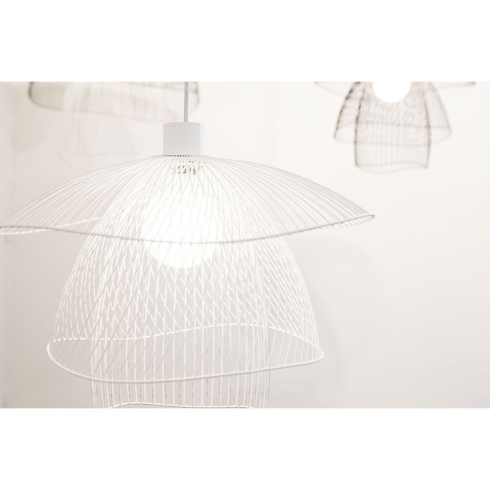 Forestier Hängeleuchte Papillon Ø 56cm mit eleganten Drahtkuppeln in Weiß, die Licht spielerisch entfalten.