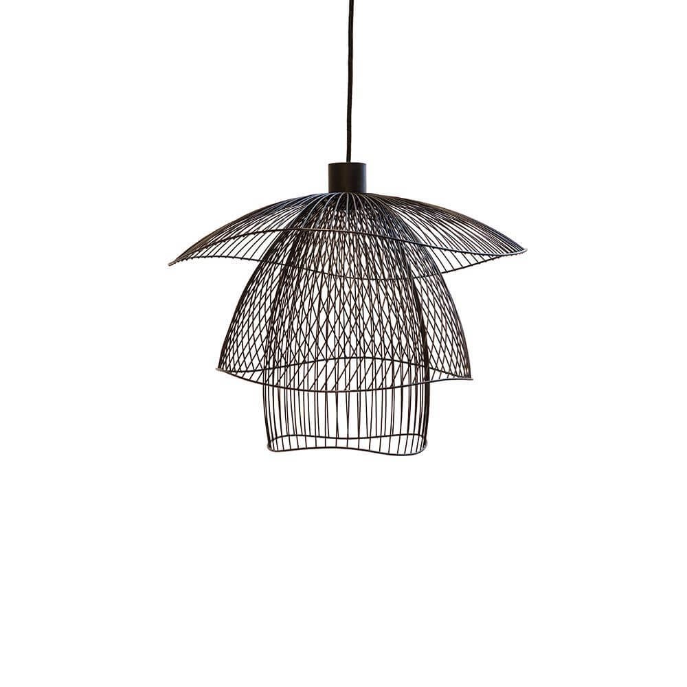 Forestier Hängeleuchte Papillon Ø 56cm mit drei Kuppeln aus Metall und einem eleganten, modernen Design.