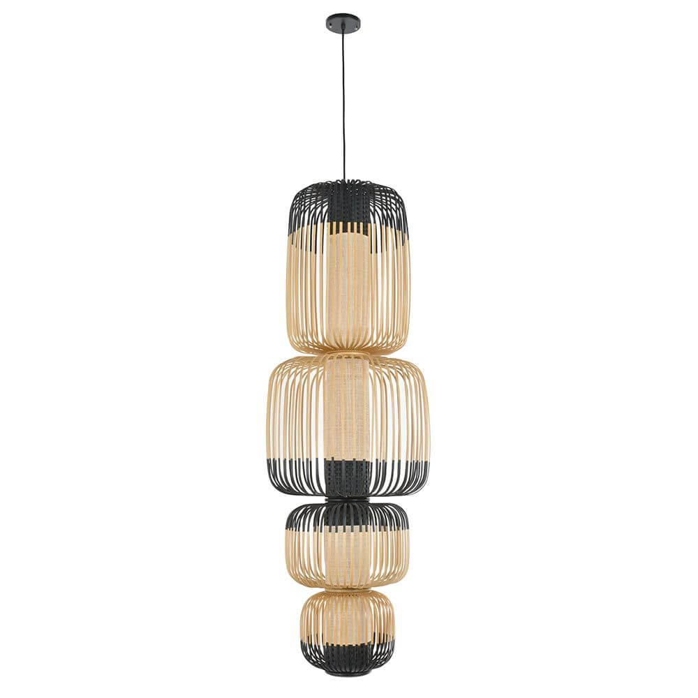 Forestier Kombi-Pendelleuchte Bamboo Totem 4-flammig mit laternenähnlicher Silhouette aus Bambus und gestreiftem Schirm.