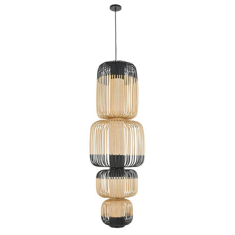 Forestier Kombi-Pendelleuchte Bamboo Totem 4-flammig mit laternenähnlicher Silhouette aus Bambus und gestreiftem Schirm.