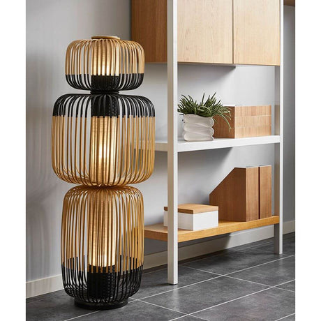 Forestier Kombi-Stehlampe Bamboo Totem 3-flammig mit laternenähnlicher Silhouette und gestreiftem Diffusor.