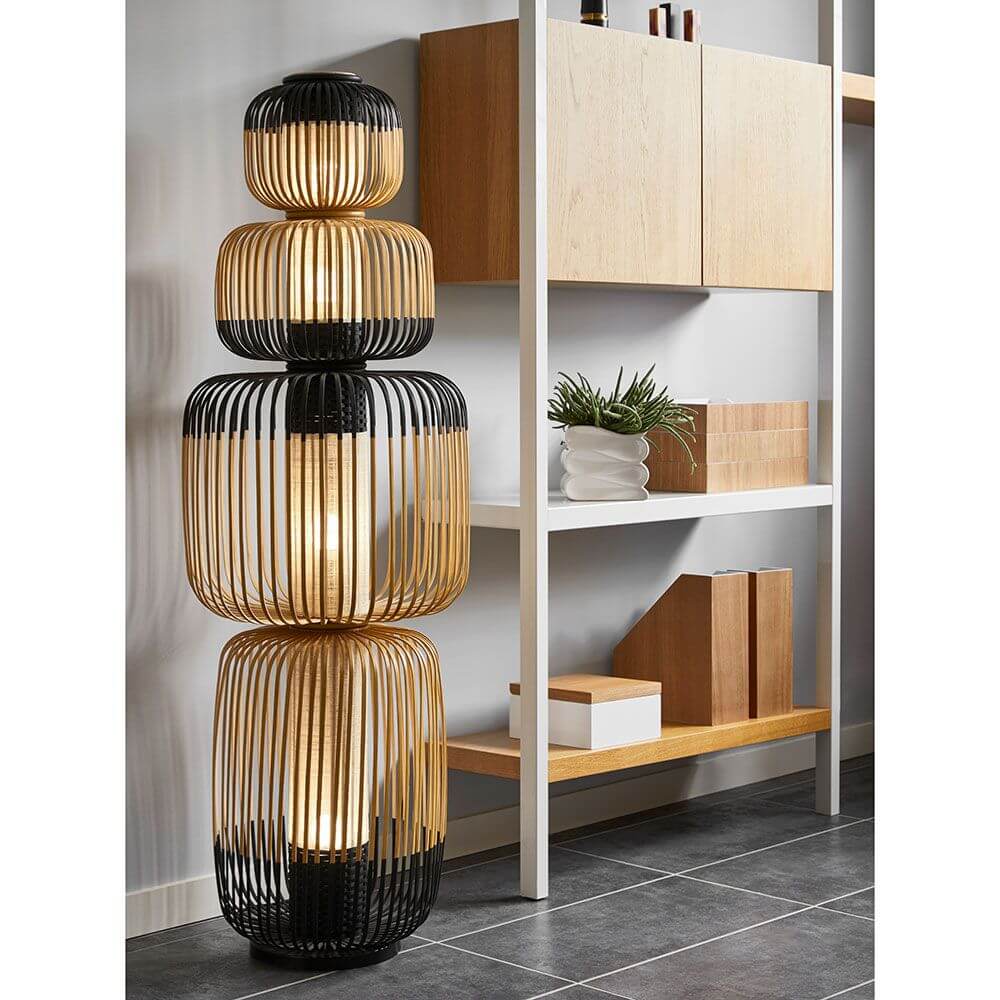 Forestier Kombi-Stehleuchte Bamboo Totem 4-flammig in modernem Design mit gewebtem Diffusor und schlanker Basis.
