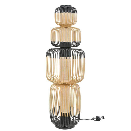 Forestier Kombi-Stehleuchte Bamboo Totem 4-flammig mit gewebtem Diffusor und schlanker Basis.