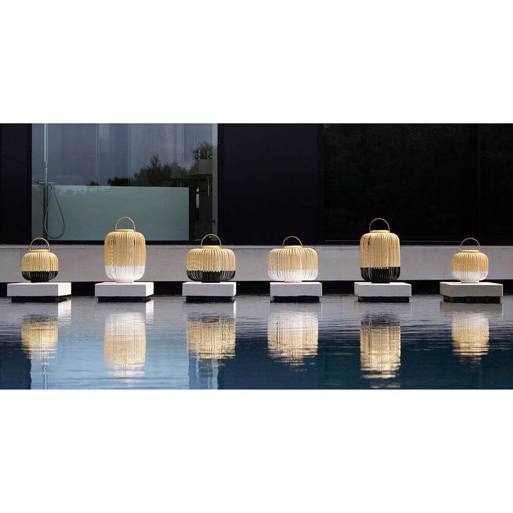 Forestier LED Akku-Bodenleuchte Take A Way IP66 auf einem Tisch am Pool, ideal für den Außenbereich.