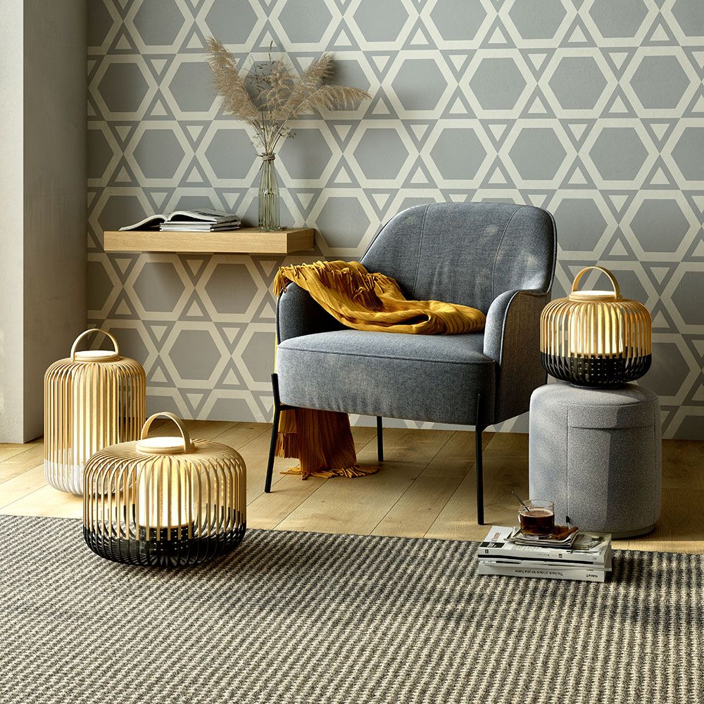 Forestier LED Akku-Bodenleuchte Take A Way IP66 auf Tisch und Boden im modernen Wohnraum.