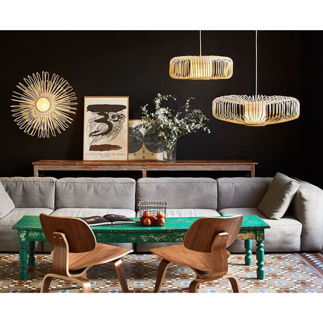 Forestier Lampenschirm Bamboo Ø 80cm Up&Down in modernem Wohnraum mit stylischem Tisch und Stühlen.