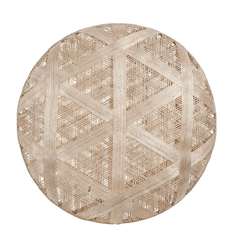 Forestier Lampenschirm Chanpen Hexagonal aus natürlichen Materialien mit gewebtem Design in hellem Farbton.