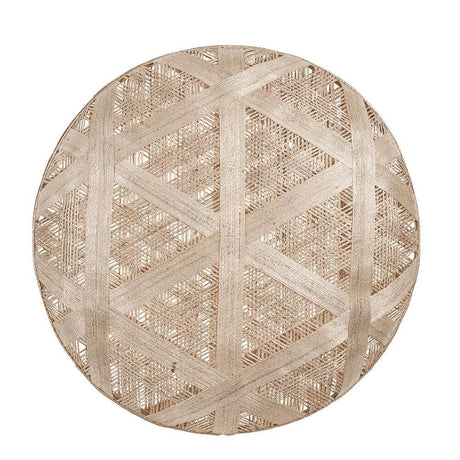 Forestier Lampenschirm Chanpen Hexagonal aus natürlichen Materialien mit gewebtem Design in hellem Farbton.