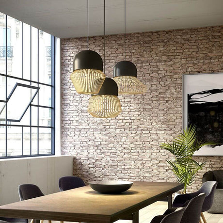 Forestier Pendelleuchte Anemos in modernem Esszimmer über Holztisch mit Pflanzen.