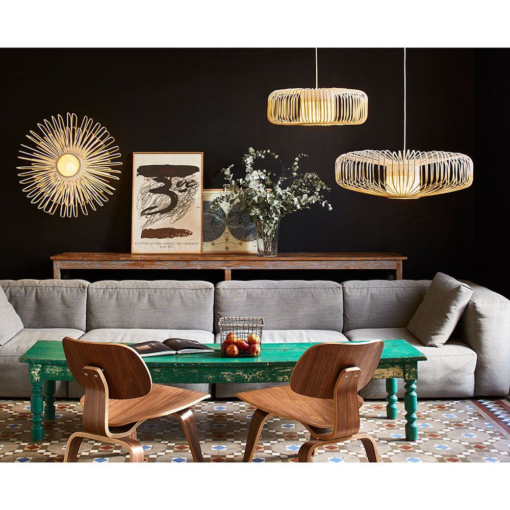 Forestier Pendelleuchte Bamboo Ø 80cm Up im Wohnzimmer mit stylischem Tisch und Stühlen.
