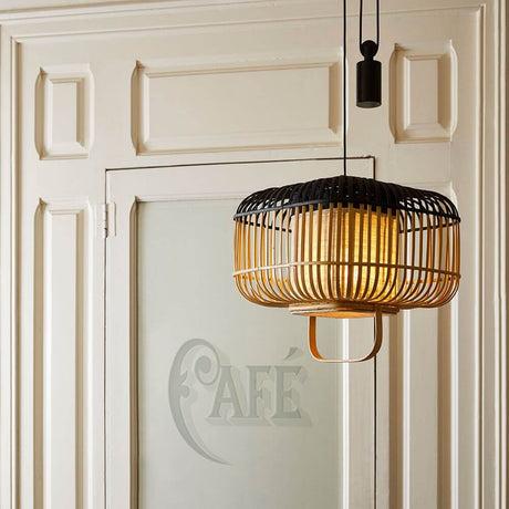 Forestier Pendelleuchte Bamboo Square in modernem Café-Interieur, Holz und Licht harmonisch kombiniert.